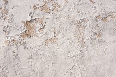 Duvar dokusu nem ve güneş yüzünden bozulmuş.