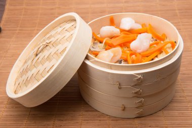 Bambu tenceresinde sebzeli japon giozaları.