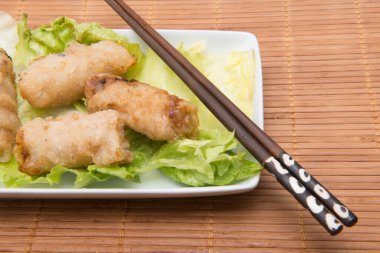 Hindibalı Vietnam böreği tabağı.