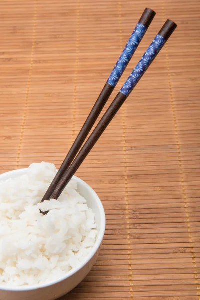 竹のテーブルクロスに箸でご飯茶碗 — ストック写真
