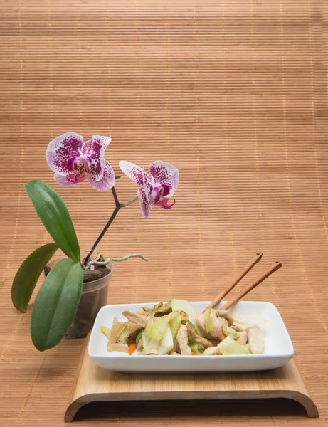 Piatto Fungo Con Verdure Tavolo Con Tovaglia Bambù Orchidea — Foto Stock