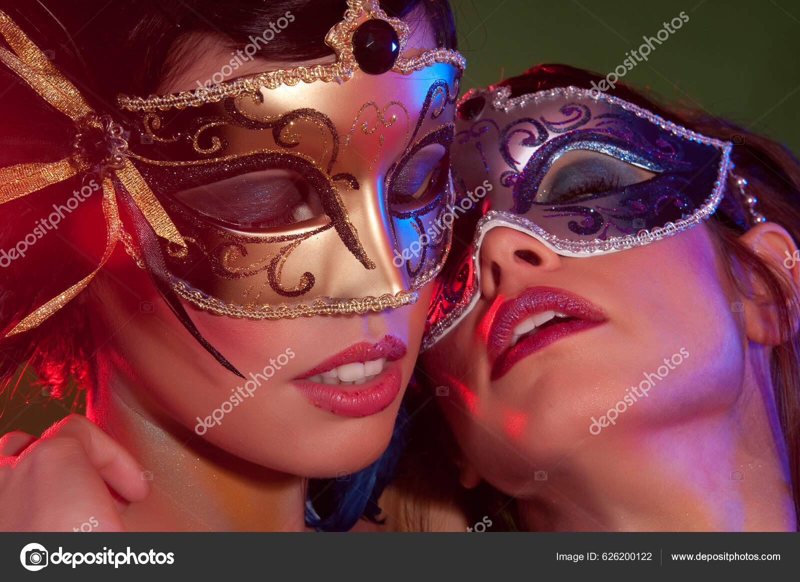 Casal Mulheres Sensuais Com Máscara Carnaval Colorido — Foto © JoseTandem  #626200122