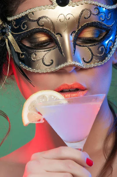 Žena Barevnou Karnevalovou Maskou — Stock fotografie