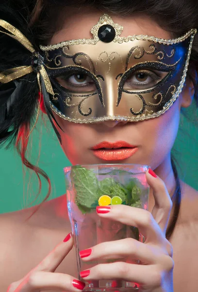 カラフルなカーニバルマスクをした女性 — ストック写真