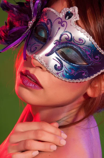 Kvinne Med Fargerik Karneval Maske – stockfoto