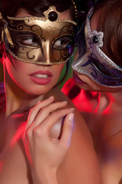 Para Zmysłowych Kobiet Kolorową Maską Karnawałową — Zdjęcie stockowe