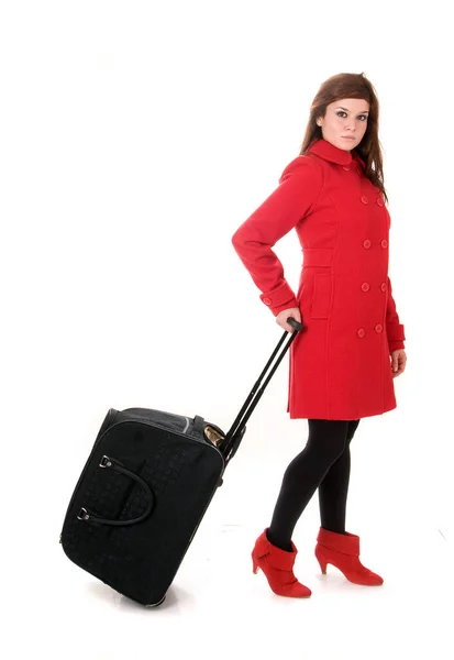 魅力的な女性で赤コートでバッグやスーツケースと白の背景 — ストック写真