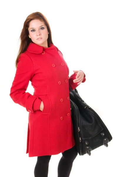 Atraktivní Žena Červeném Kabátě Taškou Nebo Kufrem Bílém Pozadí — Stock fotografie