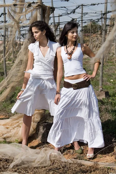 Donne Vestite Bianco Una Terra Desolata Raccolti Abbandonati — Foto Stock