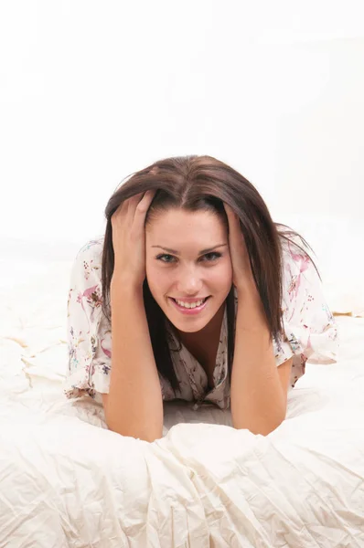 Vrouw Korte Kleurrijke Overall Liggen Het Witte Bed — Stockfoto