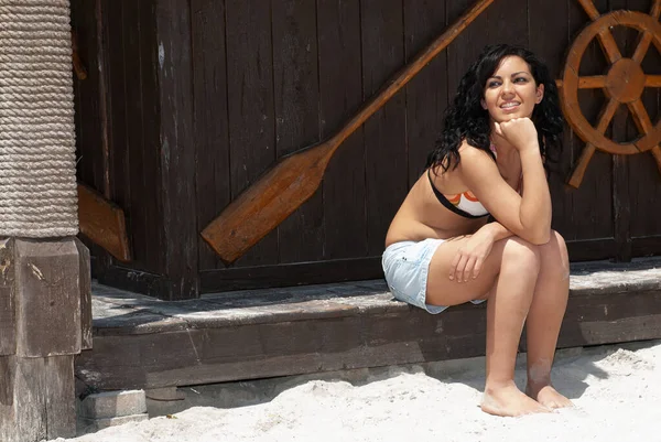 Young Brunette Woman Sitting Hut Beach Seaside Area — Φωτογραφία Αρχείου