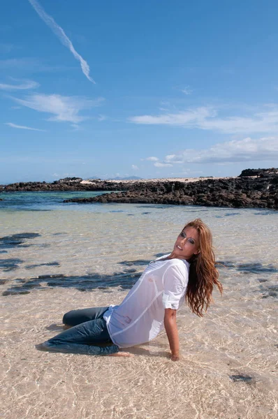 Βρεγμένη Νεαρή Γυναίκα Ρούχα Στην Παραλία Την Άνοιξη Καλοκαίρι Κάτω — Φωτογραφία Αρχείου