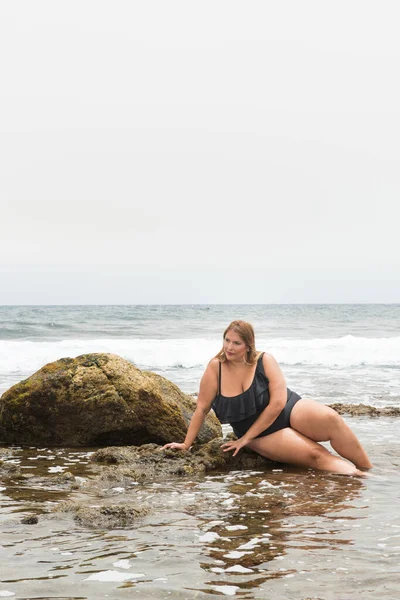 Verklig Kvinna Med Verklig Kropp Representativ För Mångfald Ett Kustområde — Stockfoto