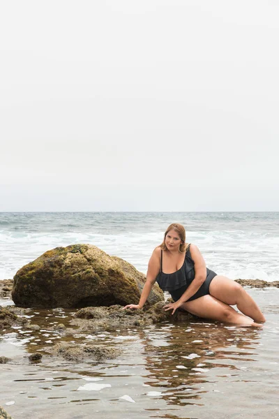 Verklig Kvinna Med Verklig Kropp Representativ För Mångfald Ett Kustområde — Stockfoto