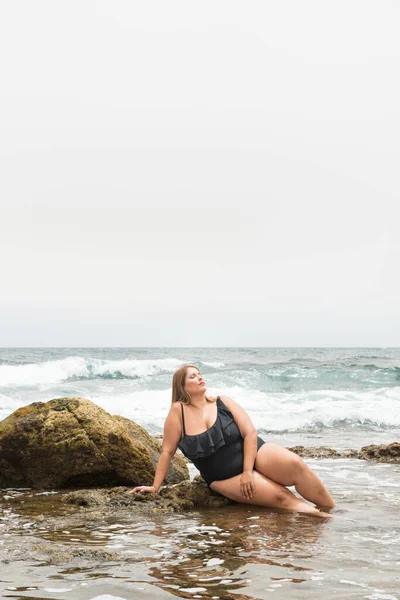 Echte Frau Mit Echtem Körper Die Für Vielfalt Einem Küstengebiet — Stockfoto