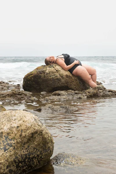 Echte Frau Mit Echtem Körper Die Für Vielfalt Einem Küstengebiet — Stockfoto