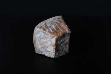 Mantar ve küflü bakteriler tarafından mayalanan bir parça peynir.