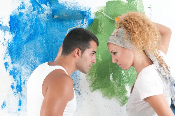 Porträt Eines Paares Beim Malen Hause — Stockfoto