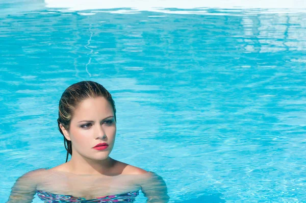 Atraktivní Mladá Žena Koupání Bazénu — Stock fotografie
