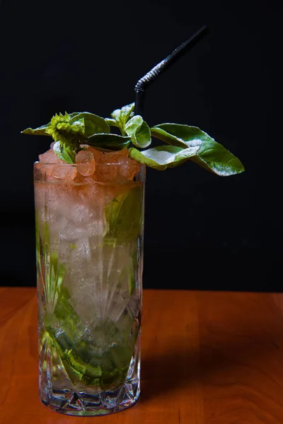 Delicioso Cocktail Refrescante Mistura Servida Decorada Por Barman — Fotografia de Stock