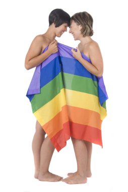 Lezbiyen gökkuşağı bayrağına aşık iki kadın