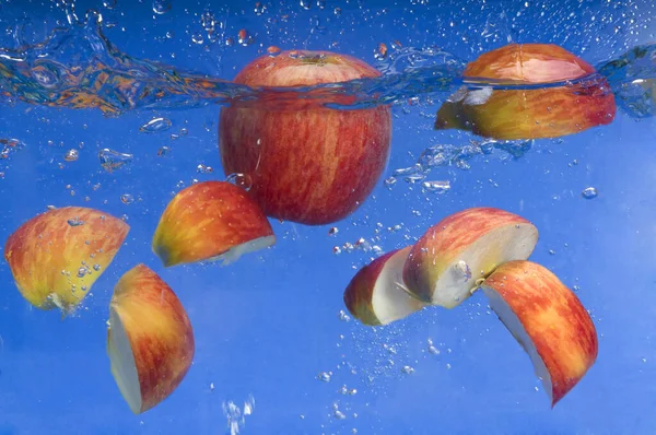 Apple Vatten Med Ett Spår Transparent Bubblor Royaltyfria Stockbilder