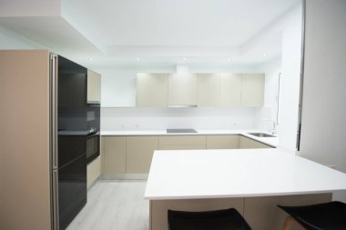 Aletler ve dekorasyonla donatılmış bir evde modern bir mutfak.