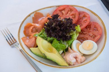 Karides, avokado, domates ve sebzeli taze salata.