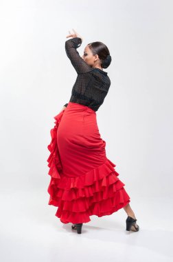 Geleneksel elbiseli İspanyol flamenko dansçısı Nisan Fuarı için beyaz arka planda izole edildi