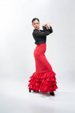 Geleneksel elbiseli İspanyol flamenko dansçısı Nisan Fuarı için beyaz arka planda izole edildi