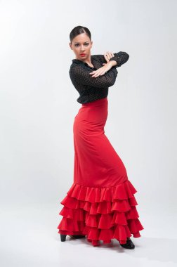 Geleneksel elbiseli İspanyol flamenko dansçısı Nisan Fuarı için beyaz arka planda izole edildi