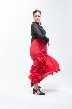 Geleneksel elbiseli İspanyol flamenko dansçısı Nisan Fuarı için beyaz arka planda izole edildi