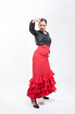 Geleneksel elbiseli İspanyol flamenko dansçısı Nisan Fuarı için beyaz arka planda izole edildi