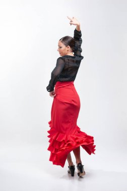 Geleneksel elbiseli İspanyol flamenko dansçısı Nisan Fuarı için beyaz arka planda izole edildi