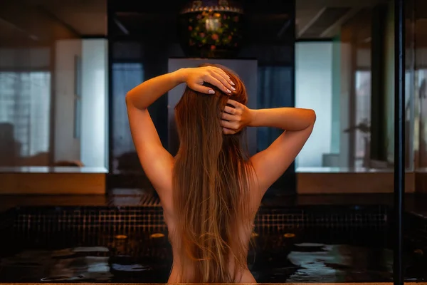 Mujer Irreconocible Sentada Bañera Interior Salón Spa Disfrutar Aromaterapia Tocar —  Fotos de Stock