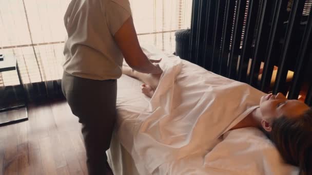 在豪华的泰式温泉沙龙里的女人会得到腿部按摩 放松终身享受的过程 温泉沙龙里的抗蜂窝按摩 健康的身体和皮肤 — 图库视频影像