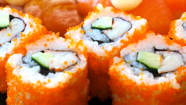 Zbliżenie Japońskie Sushi Rolki Serwowane Restauracji Świeżo Ugotowana Porcja Kalifornijskiego — Wideo stockowe