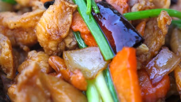 甘いソースで炒め鶏と鶏のカシューナッツの閉じる 伝統的なタイのレストランで春のタマネギとドライチリ タイ料理 本格的なカフェでおいしいタイ料理 — ストック動画