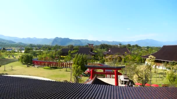 Pemandangan Luar Biasa Dengan Gunung Bukit Hijau Dan Gerbang Torii — Stok Video