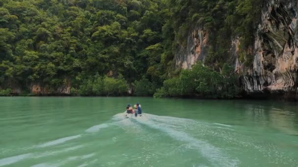 Asiatischer Reisender Auf Einer Bootstour Der Paradiesischen Lagune Mit Türkisfarbenem — Stockvideo