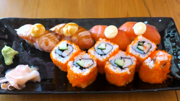 Sushi Ambientado Restaurante Japonés Comida Asiática Varios Tipos Deliciosos Rollos — Vídeo de stock