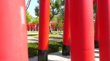 Parktaki Red Torii kapılarını kapatın. Güneşli bir yaz gününde geleneksel Japon türbesinin içinde yürümek. Asya seyahati, Japonya gezisi.