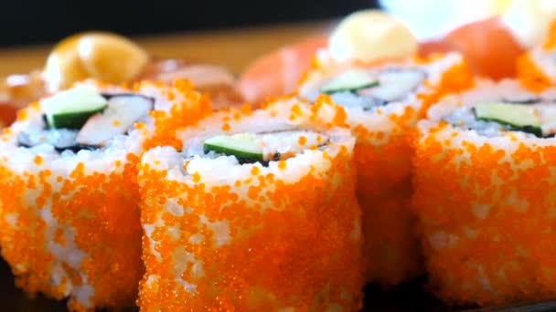 Saboroso Colorido Sushi Rolos Maki Set Servido Restaurante Japonês Delicioso — Vídeo de Stock
