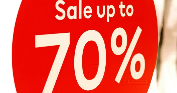 Σήμα Πώλησης Στην Είσοδο Του Καταστήματος Κόκκινο Στρογγυλό Σημάδι Λευκές — Φωτογραφία Αρχείου