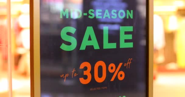 在现代商店Mid Season Sale的季节性销售 在商店的玻璃入口有百分数标志 黑色星期五期间在现代购物中心促销 商店季节性折扣优惠 — 图库视频影像