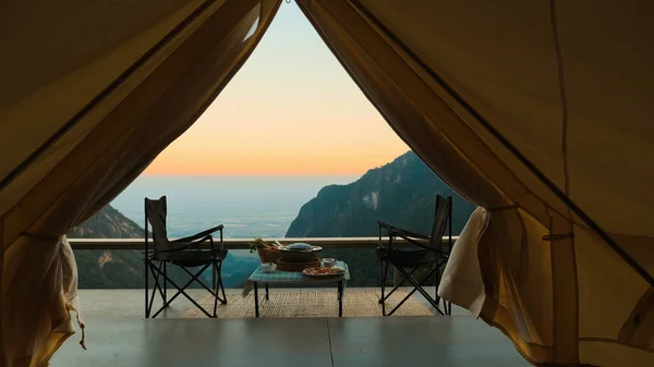 Pov旅行者はテントから出て行く テーブルと肉Bbqと自然緑の渓谷の景色を背景に折り畳み式の椅子 キャンプでの夏休み エコツーリズム エキゾチックな旅行 タイの冒険 — ストック写真