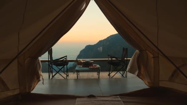 旅游人员离开帐篷 带桌子和肉块的折叠椅 以及背景上的天然绿色峡谷景观 暑假在野营 生态旅游 异国情调 泰国历险 — 图库视频影像