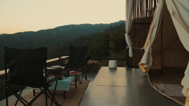 快適なテント テラス 折り畳み式のキャンプチェア バーベキュー付きのテーブル付きのモダンなリゾート 山の中でキャンプ キャンバスのテント 魅力的 自然との調和 タイへのエコツアー — ストック動画