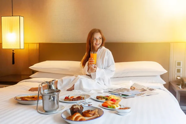 Τρόφιμα Στο Κρεβάτι Εξυπηρετούν Πολυτελές Ξενοδοχείο Γυναίκα Διακοπές Απολαύστε Πρωινό — Φωτογραφία Αρχείου