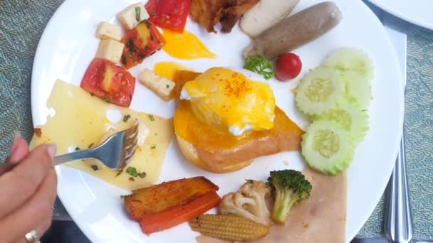 Mano Humana Con Tenedor Desayunar Restaurante Del Hotel Resort Plato — Vídeos de Stock